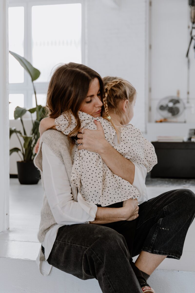 Mutter hält Kind liebevoll