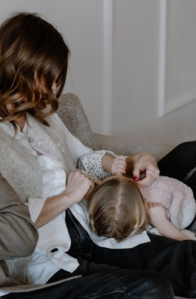 Mutter und Kind auf der Couch